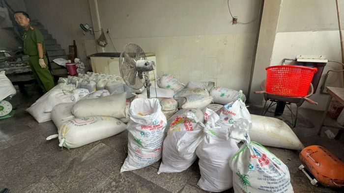 Nhiều bao lớn chứa mỡ và da động vật không rõ nguồn gốc.
