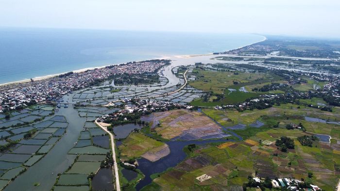 Song song đó là tăng cường liên kết vùng, phát huy hiệu quả các dự án đã đầu tư, bảo đảm tính đồng bộ cho hệ thống hạ tầng, phát huy tiềm năng du lịch ven biển, tăng cường kết nối các khu, điểm du lịch, góp phần phát triển kinh tế biển. Từ đó, tạo động lực phát triển kinh tế - xã hội, nâng cao chất lượng đời sống, bảo đảm an sinh xã hội và cải thiện khả năng tiếp cận dịch vụ cho người dân khu vực dự án.