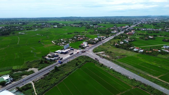 Chủ tịch UBND tỉnh Quảng Ngãi Nguyễn Hoàng Giang cho biết, dự án được triển khai trong giai đoạn 2026 - 2030. Trong đó, năm 2026 chuẩn bị đầu tư và 2027 - 2030 thực hiện đầu tư.