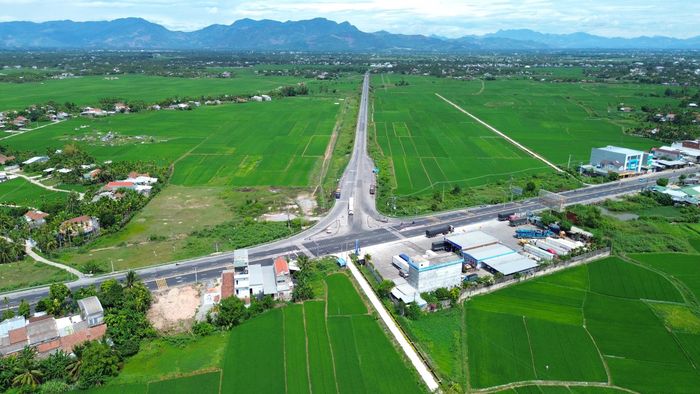 Trao đổi với PV Báo Xây dựng, Giám đốc Ban Quản lý dự án đầu tư xây dựng các công trình giao thông tỉnh Quảng Ngãi Trần Hoàng Vĩnh cho biết, đơn vị đang khẩn trương hoàn thành báo cáo nghiên cứu khả thi để trình cấp có thẩm quyền quyết định đầu tư dự án.