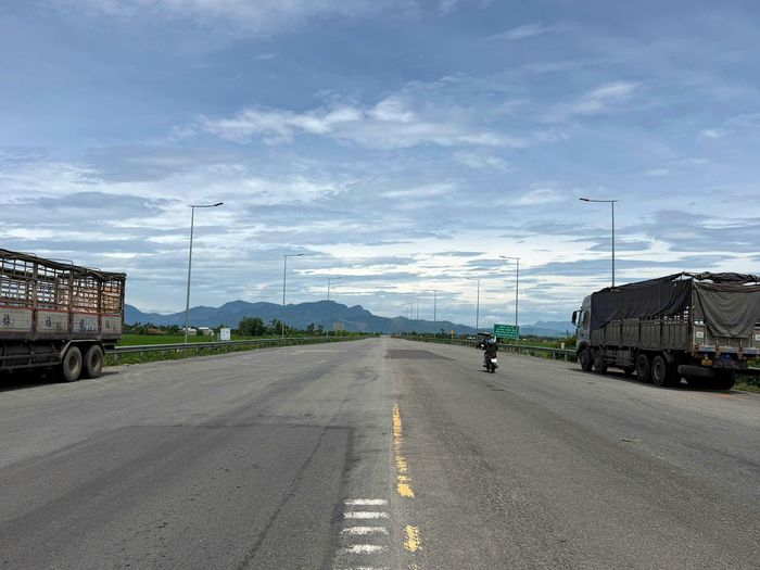 Còn gần 1km cuối tuyến đi trùng với tim tuyến đường ngang N5 theo quy hoạch phân khu dọc đường ven biển, nên nền đường được mở rộng lên 21m, mặt đường vẫn 11m, nhưng có thêm vỉa hè mỗi bên rộng 5m.