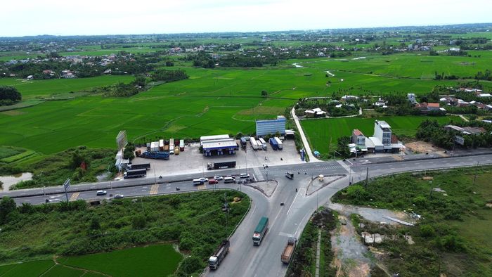 Tuyến có tổng chiều dài khoảng 6,4km, điểm đầu tại nút giao đường dẫn cao tốc Đà Nẵng - Quảng Ngãi (Cây xăng Vương Sáu), thuộc địa phận xã Tư Nghĩa (Nghĩa Thương cũ).