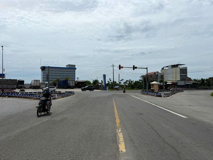Toàn tuyến đầu tư hoàn chỉnh 3 cây cầu dài lần lượt từ 24 - 36 - 110m, cống ngang theo khổ nền đường, nút giao, hệ thống chiếu sáng và ATGT.