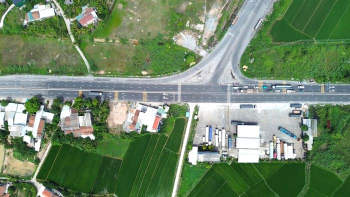 Khi tuyến hình thành, ngã ba đường dẫn cao tốc - QL1 hiện hữu sẽ trở thành ngã tư, được lắp đèn tín hiệu để tổ chức giao thông.