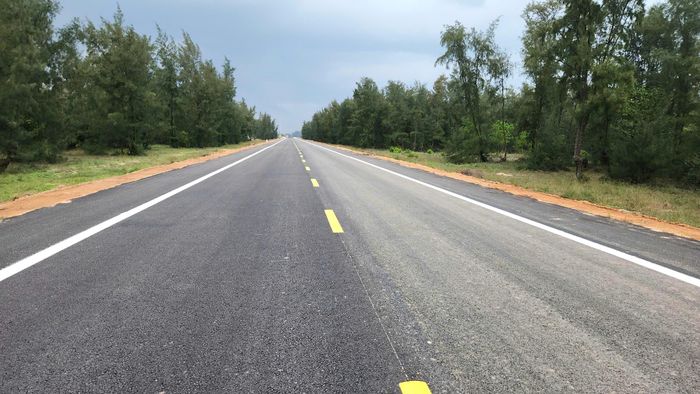 Cuối tuyến đấu nối đồng mức vào đường ven biển Dung Quất - Sa Huỳnh tại khu vực phía Bắc cầu Cửa Lở - Nam cầu Tân Quang, thuộc địa phận xã Vệ Giang (Nghĩa Hiệp cũ).
