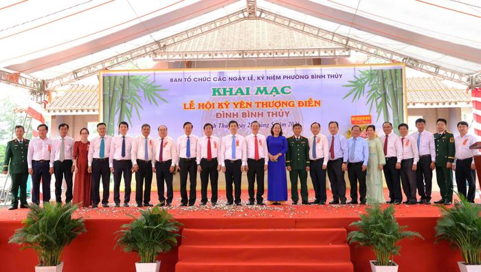 Thời gian qua, lãnh đạo TP Cần Thơ quan tâm đến lễ hội gắn kết du lịch (Trong ảnh: lãnh đạo TP Cần Thơ dự Khai mạc Lễ hội Kỳ Yên Thượng điền).