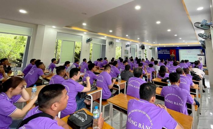 Các trung tâm đào tạo lái xe tại Khánh Hòa vẫn duy trì nội dung học mô phỏng trong chương trình đào tạo, dù phần thi mô phỏng đã được bãi bỏ trong kỳ sát hạch.