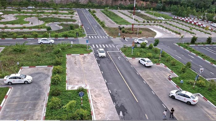 Học viên tham gia sát hạch thực hành trên sân tập tại Quảng Trị. Việc bỏ phần thi mô phỏng giúp giảm áp lực cho thí sinh nhưng không làm thay đổi yêu cầu đánh giá năng lực lái xe.