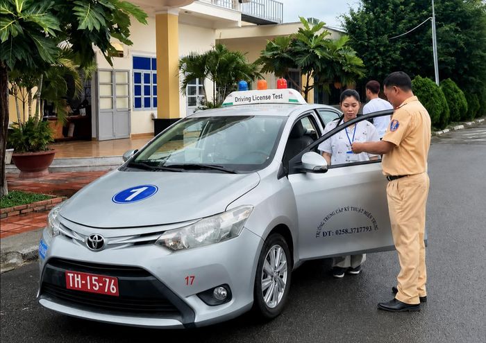 Cảnh sát giao thông hướng dẫn học viên thi sát hạch lái xe ô tô tại Trường Trung cấp Kỹ thuật Miền Trung.