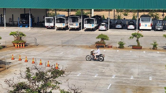 Học viên thực hiện phần thi sát hạch lái xe mô tô.