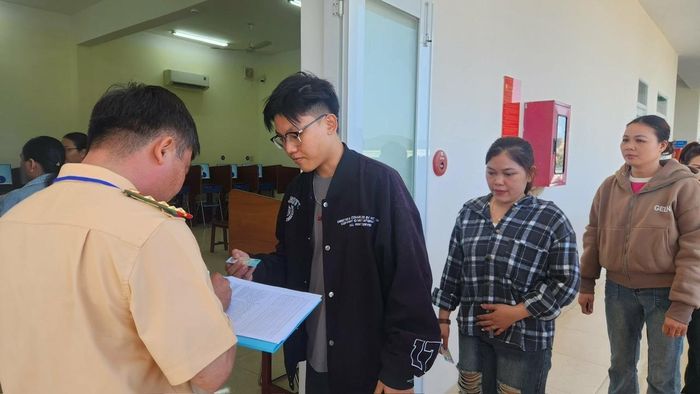 Thí sinh điểm danh trước khi bước vào phòng thi.