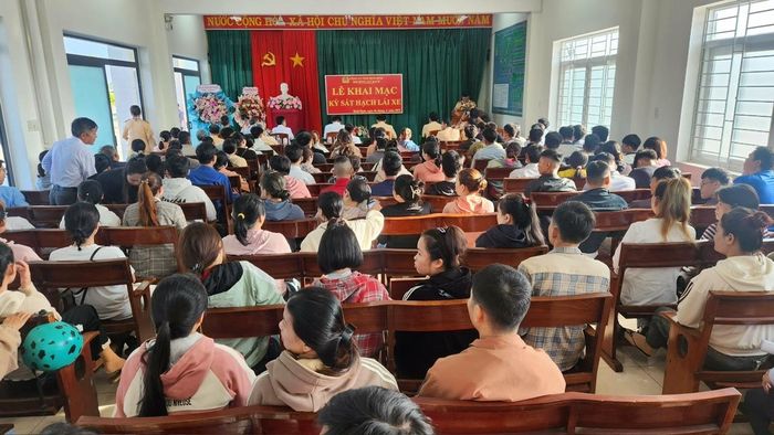 Các thí sinh nghe phổ biến quy chế trước khi bước vào kỳ sát hạch.