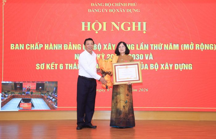 Thừa ủy quyền của Chủ tịch nước, Bộ trưởng Bộ Xây dựng Trần Hồng Minh đã trao Huân chương Lao động hạng Ba cho Tiến sĩ Ngô Thị Kim Dung, Phó Hiệu trưởng Trường Đại học Kiến trúc Hà Nội.