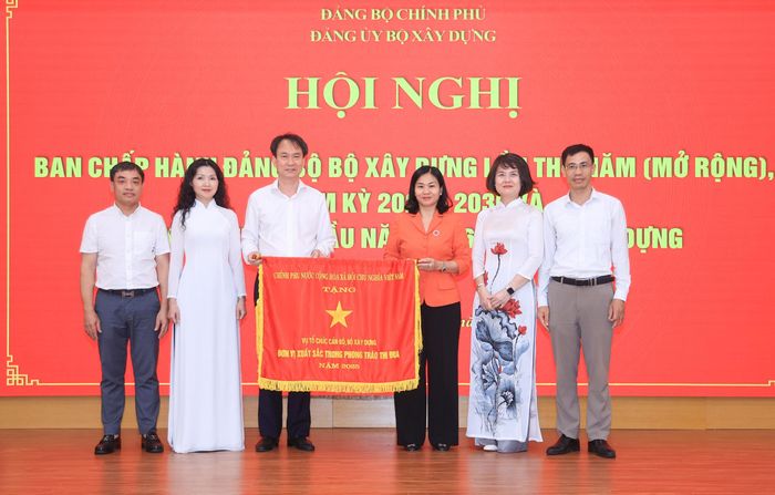 Thừa ủy quyền của Thủ tướng Chính phủ, Bà Nguyễn Thị Tuyến, Phó bí thư Đảng ủy Chính phủ đã trao Cờ thi đua của Chính phủ cho Vụ Tổ chức cán bộ (Bộ Xây dựng).