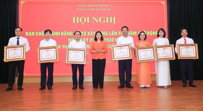 Thừa ủy quyền của Thủ tướng Chính phủ, Bà Nguyễn Thị Tuyến, Phó bí thư Đảng ủy Chính phủ đã trao Bằng khen của Thủ tướng Chính phủ cho các tập thể và cá nhân.