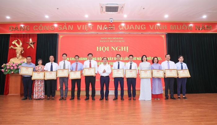 Thừa ủy quyền của Bộ trưởng Bộ Xây dựng, Thứ trưởng Bộ Xây dựng Nguyễn Văn Sinh đã trao danh hiệu "Chiến sỹ thi đua của Bộ Xây dựng" cho 16 cá nhân.