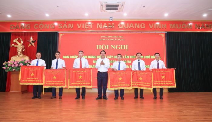 Bộ trưởng Bộ Xây dựng Trần Hồng Minh trao Danh hiệu "Cờ thi đua của Bộ Xây dựng" cho 7 tập thể.