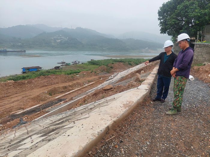 Đơn vị thi công tranh thủ thời tiết thuận lợi, mực nước sông Đà thấp để đẩy nhanh tiến độ thi công dự án thành phần số 5 - Xử lý sạt lở cấp bách sông, suối tỉnh Hòa Bình (nay thuộc tỉnh Phú Thọ).