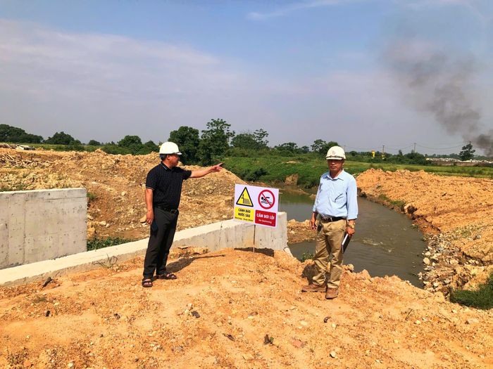 Các vị trí hố đào, khu vực thi công gần nguồn nước và những điểm tiềm ẩn nguy cơ mất an toàn đều được lắp đặt biển cảnh báo theo quy định để đảm bảo an toàn về phòng chống đuối nước.
