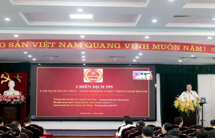 Ông Hoàng Văn Thắng - Trưởng Phòng Quản lý, hỗ trợ doanh nghiệp số 1 (Thuế tỉnh Thanh Hóa) phát biểu phổ biến chiến dịch. Ảnh: Nguyễn Thủy