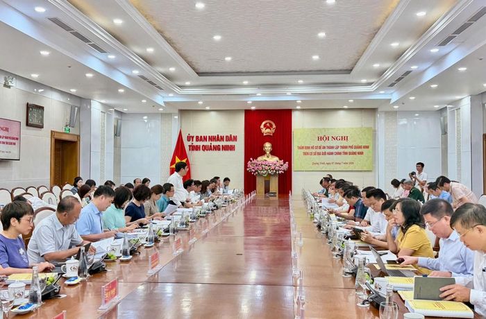 Đoàn công tác liên ngành khảo sát và thẩm định hồ sơ đề án thành lập thành phố Quảng Ninh làm việc với tỉnh Quảng Ninh. Ảnh Thanh Tùng