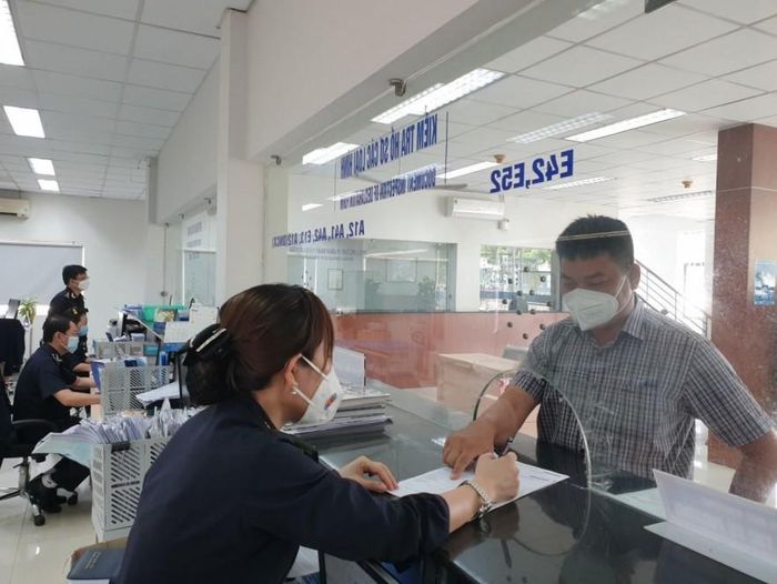 Cán bộ Hải quan Khu vực I hỗ trợ nhân viên đại lý hải quan. Ảnh: Hải Anh