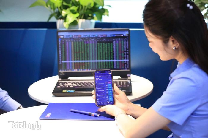 VN-Index lấy lại sắc xanh và đóng cửa tại mức cao nhất trong ngày. Ảnh: Đức Thanh