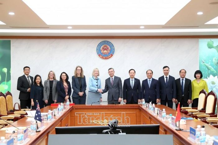 Bộ trưởng Ngô Văn Tuấn, Đại sứ Gillian Bird và các thành viên hai bên chụp hình lưu niệm. Ảnh: Đức Minh