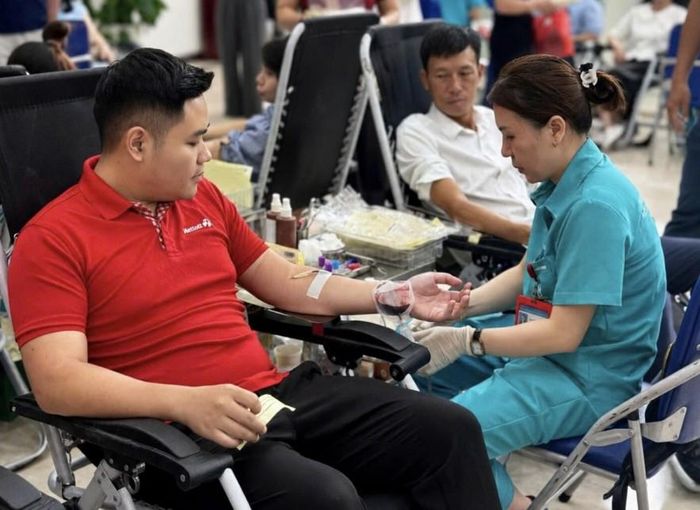 Bí thư Chi đoàn cùng đông đảo đoàn viên thanh niên tại Công ty Xổ số điện toán Việt Nam (Vietlott) tham gia Ngày hội hiến máu tình nguyện năm 2026. Ảnh: Linh Nguyễn.