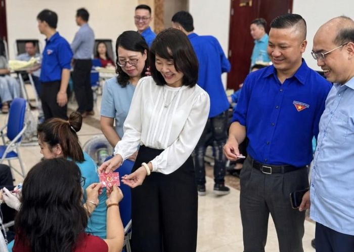 Ban tổ chức tặng quà, hỏi thăm cán bộ hiến máu tại chương trình. Ảnh: Linh Nguyễn.