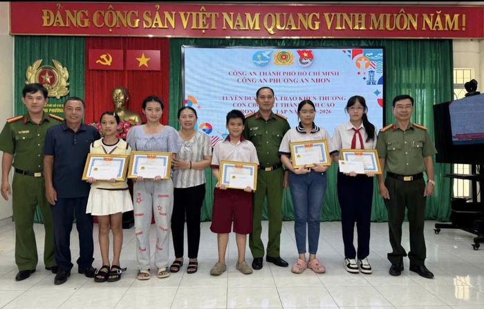 Lãnh đạo đơn vị trao phần thưởng biểu dương con em cán bộ, chiến sĩ đạt thành tích xuất sắc trong học tập.