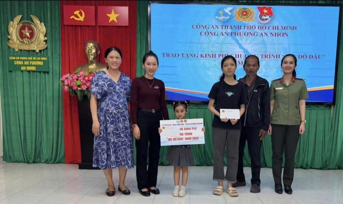 Đại diện Hội Phụ nữ Công an phường An Nhơn trao kinh phí hỗ trợ từ chương trình "Mẹ đỡ đầu" đến các em có hoàn cảnh khó khăn.