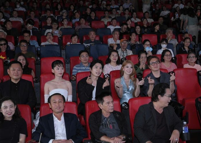 Đông đảo khán giả, nghệ sĩ và khách mời tham dự lễ ra mắt bộ phim Mẹ ơi, về nhà tại TP.HCM. (Ảnh: Thanh Giang).