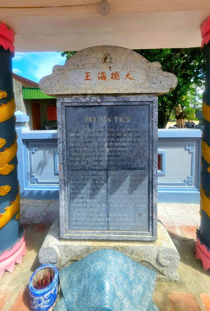 Bia dẫn tích tại đền. Ảnh: Nguyễn Diệu