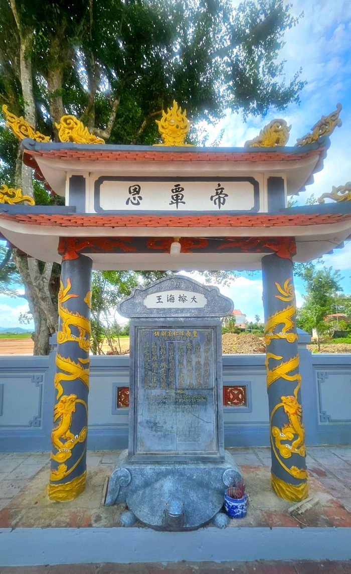 Tại đền hiện còn lưu giữ được nhiều hiện vật cổ có giá trị... Ảnh: Nguyễn Diệu