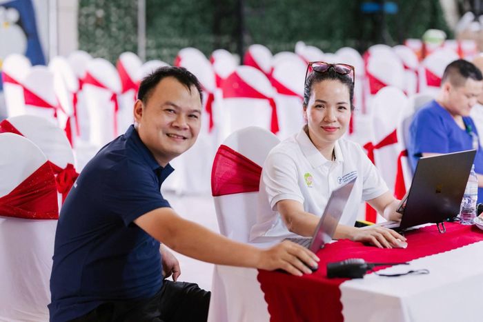 Ông Phạm Thành Chung là đồng sáng lập (Co-Founder) của diễn đàn VDPR (Vietnam Dynamic Pickleball Ranking), hệ thống xếp hạng và quản lý giải đấu pickleball khá nổi tiếng tại Việt Nam và bà Hoàng Thái Bình ( bên trái) trọng tài cấp quốc gia điều hành giải đấu.