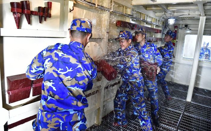 Một trong nhiều đội thi nội dung đấu tranh bảo vệ sức sống tàu.
