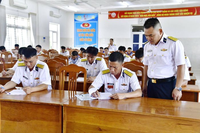 Thí sinh dự thi nội dung lý thuyết.