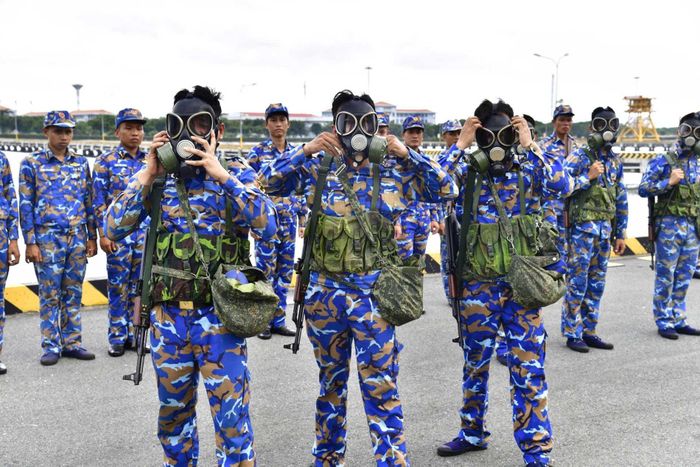 Thí sinh thi nội dung thực hành mang mặc khí tài da L1.