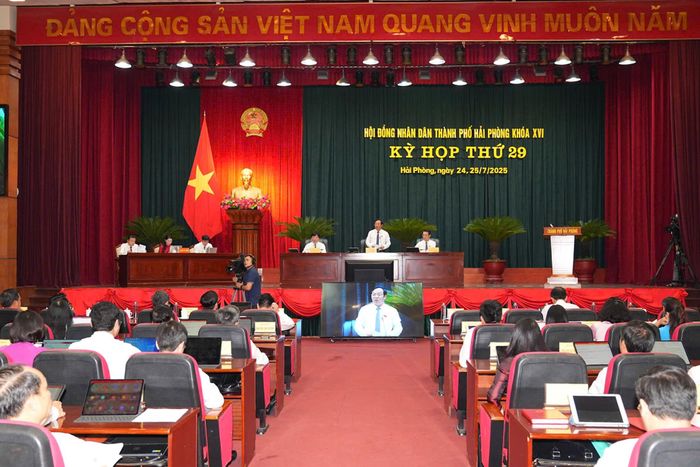 Phó Bí thư Thành ủy, Chủ tịch HĐND thành phố Lê Văn Hiệu điều hành phiên chất vấn và trả lời chất vấn Kỳ họp thứ 29, HĐND thành phố Hải Phòng khóa XVI. Ảnh: Đàm Thanh