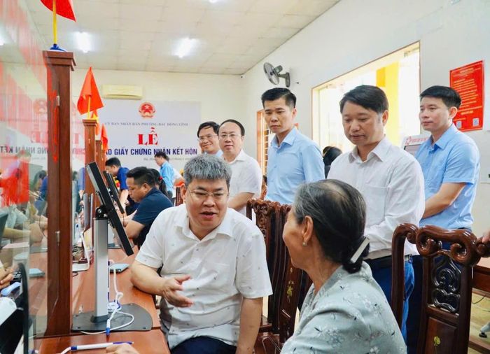 Đoàn công tác của Bộ Nội vụ kiểm tra thực tế tại Trung tâm Phục vụ hành chính công phường Bắc Hồng Lĩnh, Hà Tĩnh. Ảnh: Bình Nguyên