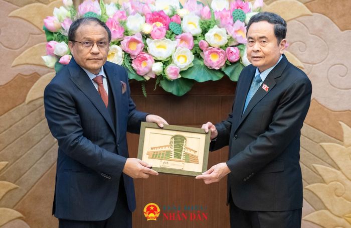 Tổng Chưởng lý Malaysia Tan Sri Mohd Dusuki Mokhtar trao quà lưu niệm tặng Chủ tịch Quốc hội Trần Thanh Mẫn