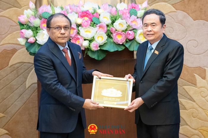 Chủ tịch Quốc hội Trần Thanh Mẫn trao quà lưu niệm tặng Tổng Chưởng lý Malaysia Tan Sri Mohd Dusuki Mokhtar