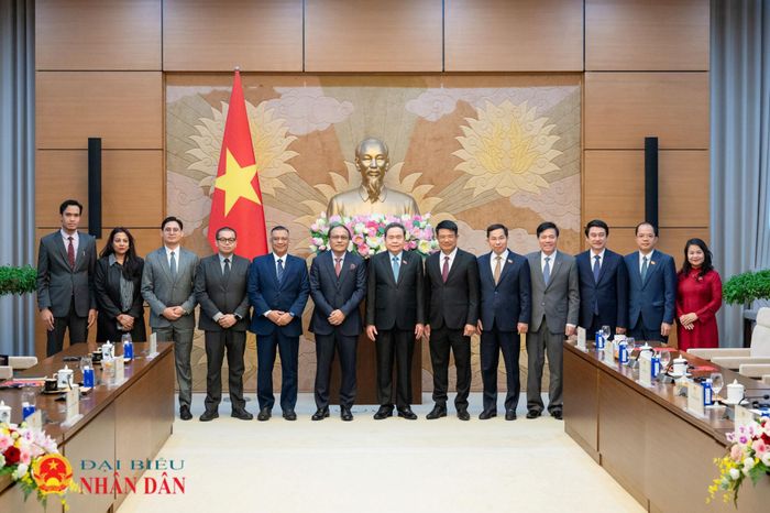 Chủ tịch Quốc hội Trần Thanh Mẫn, Tổng Chưởng lý Malaysia Tan Sri Mohd Dusuki Mokhtar với các đại biểu