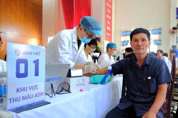 Ông Huỳnh Văn Mười đang được mẫu sinh phẩm xét nghiệm ADN, nhằm phục vụ việc xác minh danh tính hài cốt liệt sĩ vừa được tìm thấy tại công viên Lê Thị Riêng (TP. Hồ Chí Minh). Ảnh: Sơn Lâm
