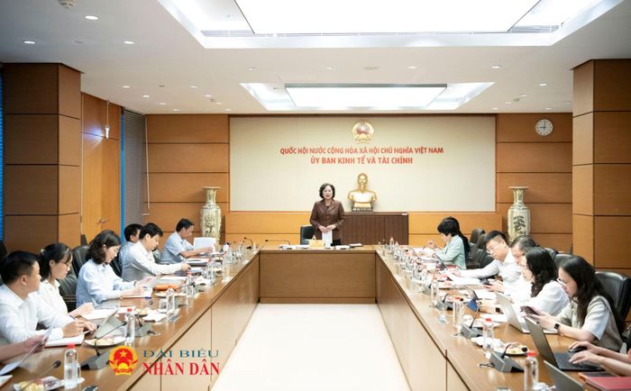 Phó Chủ tịch Quốc hội Nguyễn Thị Hồng làm việc với Thường trực Ủy ban Kinh tế và Tài chính