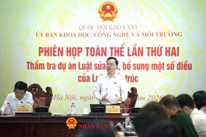 Phó Chủ nhiệm Ủy ban Khoa học, Công nghệ và Môi trường Trần Văn Khải phát biểu