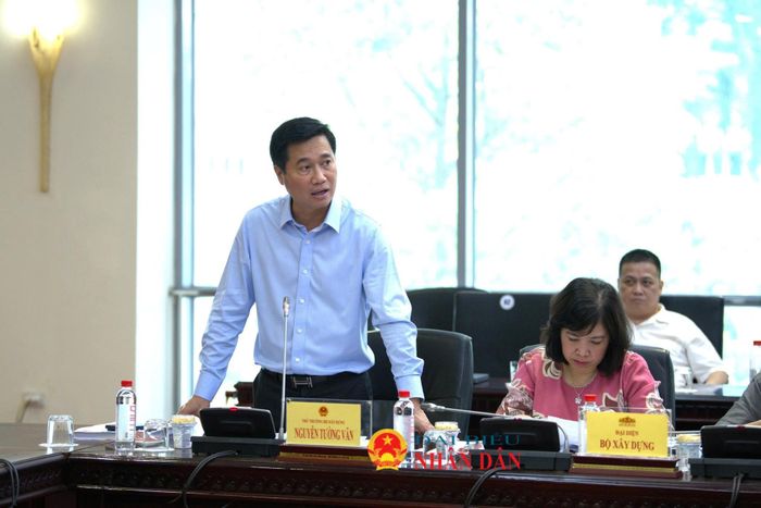Thứ trưởng Bộ Xây dựng Nguyễn Tường Văn báo cáo