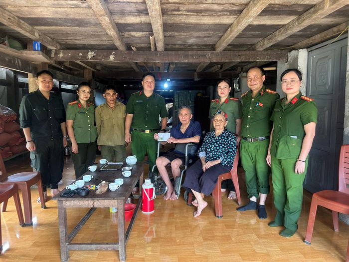 Công an xã Minh Tân đã tổ chức thăm hỏi, động viên và trao tặng quà cho gia đình ông Quỷ.