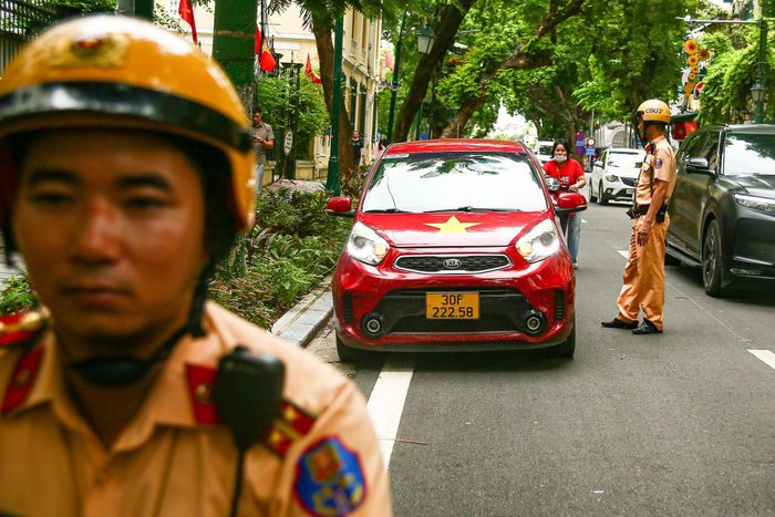 Cảnh sát kiểm tra trường hợp ô tô dừng đỗ sai trên tuyến Tràng Thi